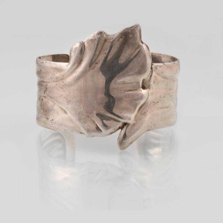 ARMRING, silver, utländsk stämpel. Vikt 31,0 gram.