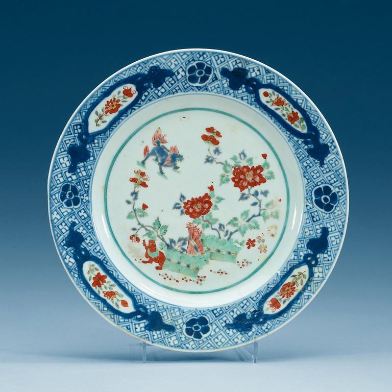 An early Kakiemon floral plate, Qing dynasty, Kangxi (1662-1722).