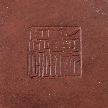 TEKANNOR, två stycken, yixinggods. Kina, 1900-tal.