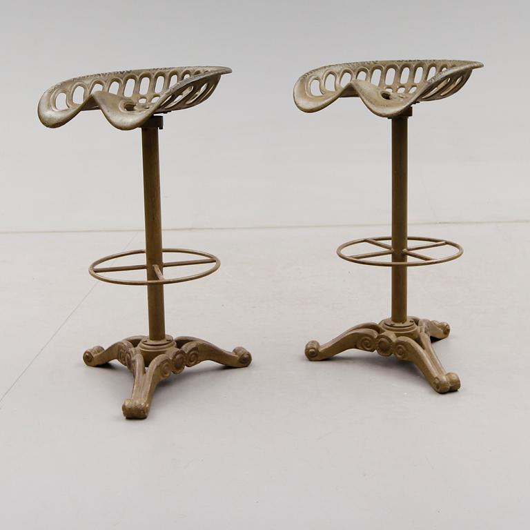 BARSTOLAR, 2 st, gjutjärn, USA, 1900-talets andra hälft.