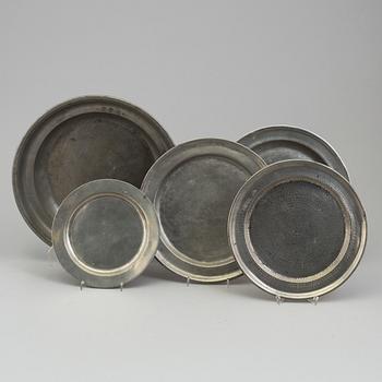 A mixed lot of five 18th century pewter dishes.