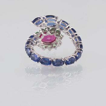 RING, 18K vitguld med fasettslipad rubin ca 1.55 ct, kyaniter  5.26 ct samt demantoider ca 0.70 ct. Vikt ca 4,7 gram.