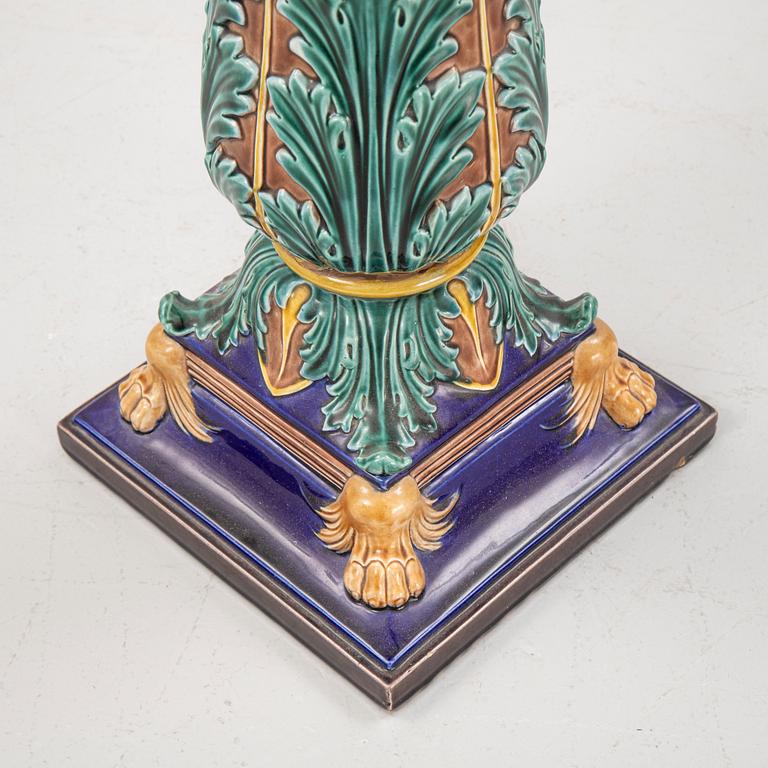 Piedestal, flintgods, Gustavsberg, sent 1800-tal.