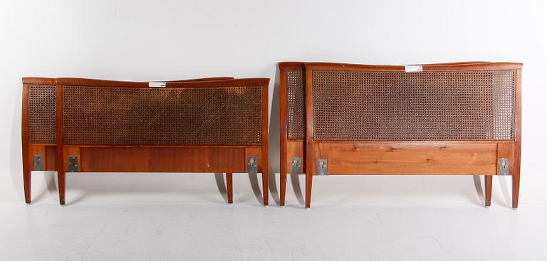 SÄNGGAVLAR. Ett par. Firma Svenskt Tenn.