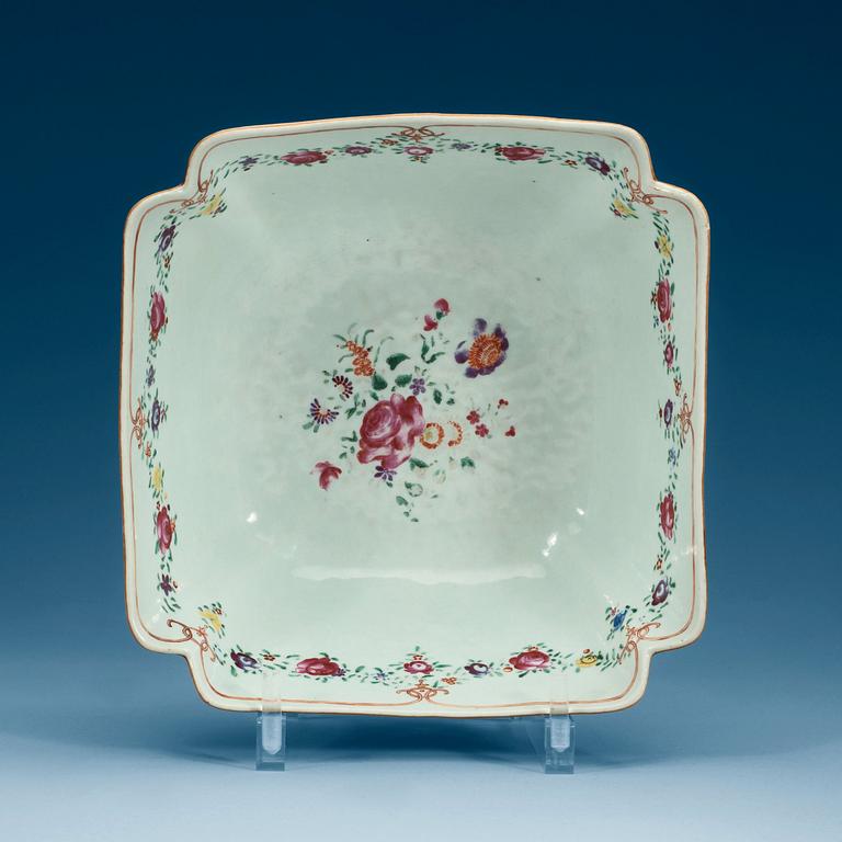 A famille rose bowl, Qing dynasty, Qianlong (1736-95).