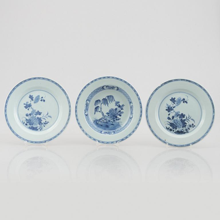 Seven blue and white export porcelain plates, China, Qing dynasty, 18th century.