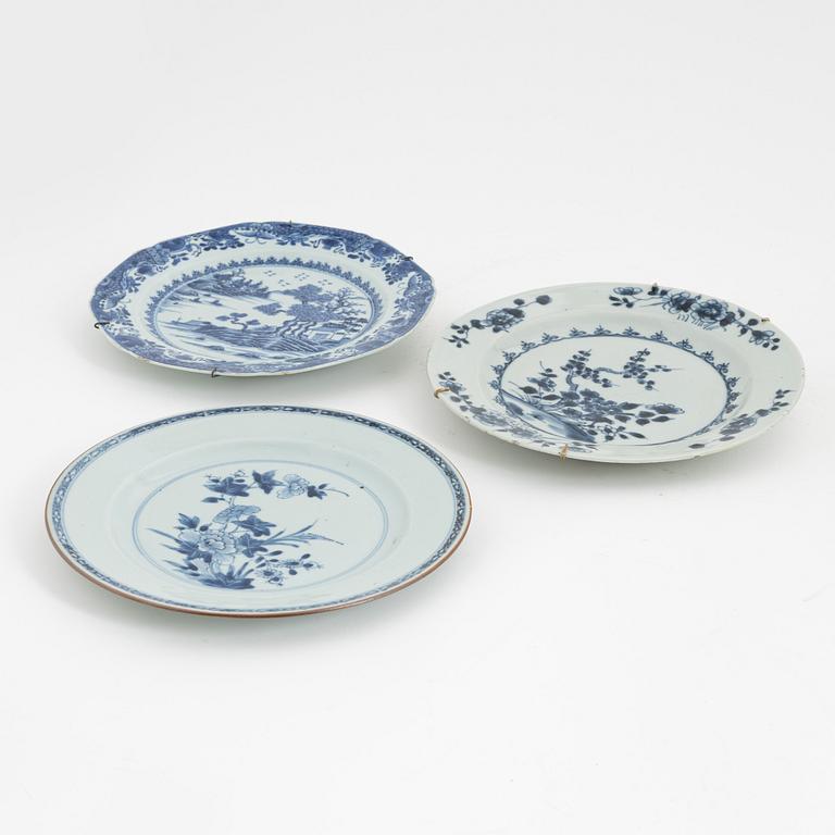 A blue and white serving dish and three plates, Qing dynasty, Qianlong (1736-95).