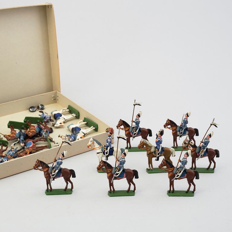 A COLLECTION OF TIN SOLDIERS, ca 125 pieces, mostly early 20th century.