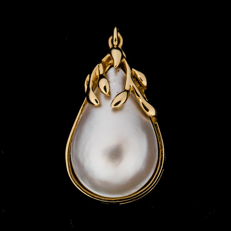 HÄNGE, 18 k guld med mabépärla. Vikt ca 4,5 g.