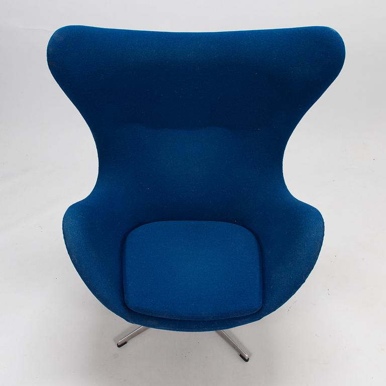 ARNE JACOBSEN, fåtölj, "Ägget/ The Egg Chair", Arne Fritz Hansen 1990-tal.