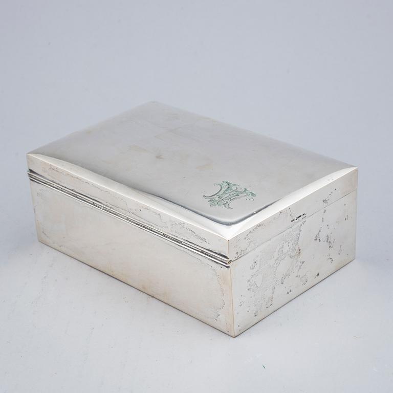 A silver cigarette box, CG Hallberg, Stockholm 1919.