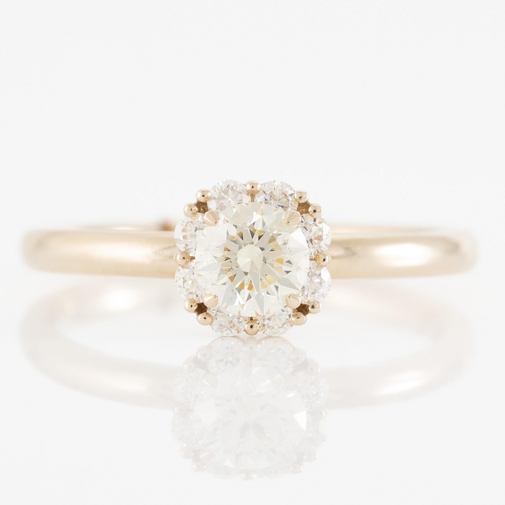 Ring in 18K gold set with brilliant-cut diamonds.