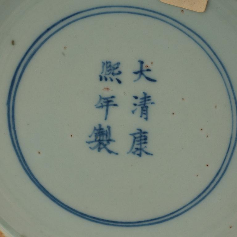 URNA med LOCK, porslin. Qing dynastin, 1800-tal med Kangxis sex karaktärers märke.
