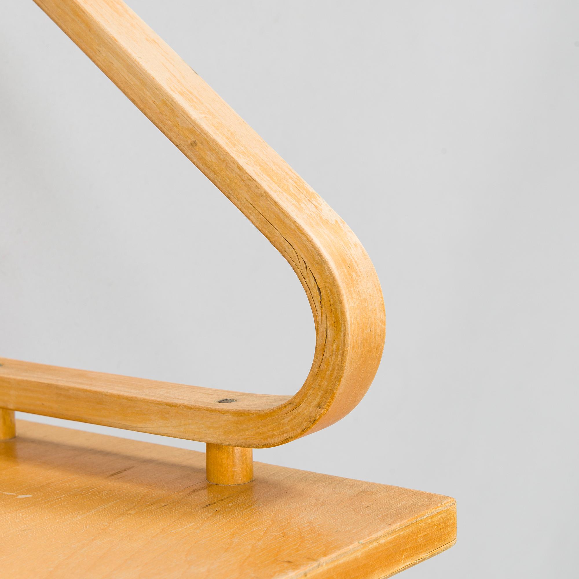 Alvar Aalto, seinähylly, malli 112, O.Y. Huonekalu- ja Rakennustyötehdas A.B. 1930/1940-luku.