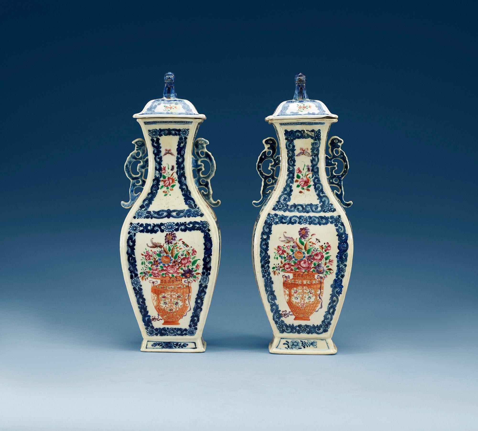 URNOR med LOCK, ett par, kompaniporslin. Qing dynastin, Qianlong (1736-95).