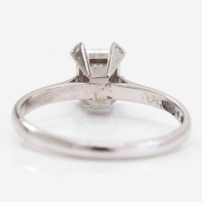 Ring, 18K vitguld, modifierad rektangulär briljantslipad diamant ca 1.00 ct. Malmin Korupaja Oy. Med GIA certifikat.