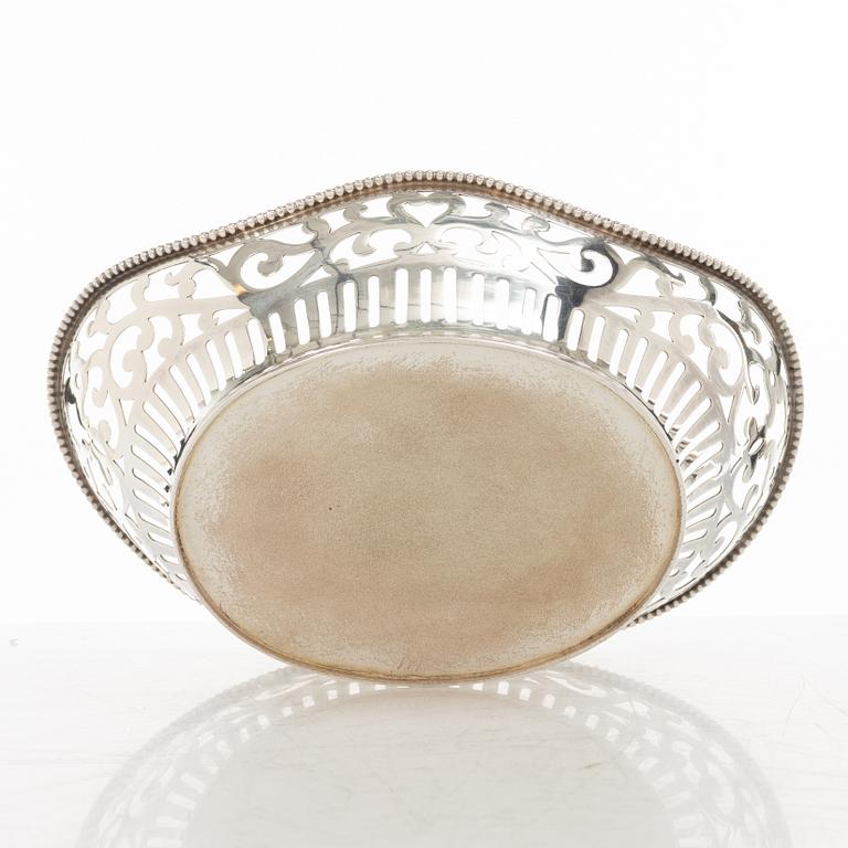 Brödkorgar, 2 st, samt servettringar, 3 st, silver, 1800-1900-tal.