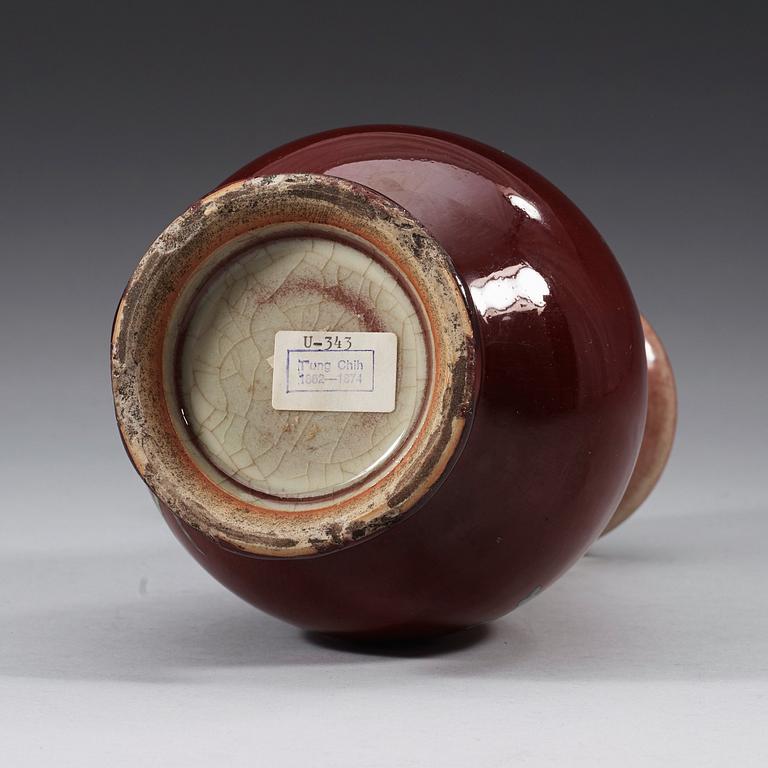 A 'sang de boef' glazed vase, late Qing dynasty (1644-1912).