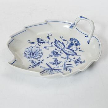 Meissen, a set of nineteen porcelain parts, 'Zwiebelmuster/Blue Onion', Germany.
