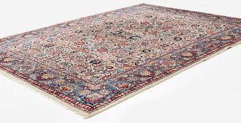 A semi-antique Sarouk carpet, ca 404 x 305 cm.