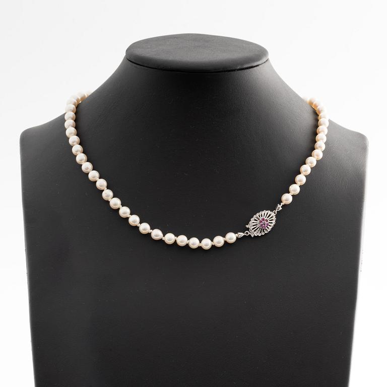 Pearl necklace, with cultured saltwater pearls, clasp in 18K white gold with pink sapphires.