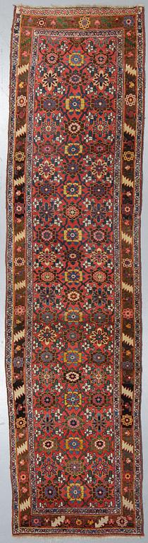 Matto, A runner, an antique West Persian/Northwest Persian, ca 417,5-425 x 101-107 cm.