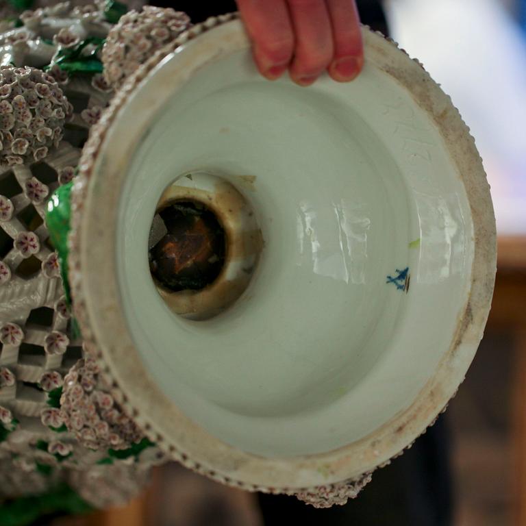 POTPURRIURNA, porslin, meissenliknande märke, 1900-tal.