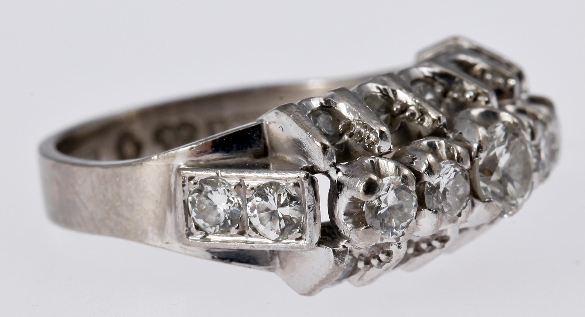 RING, 18 K vitguld med briljantslipade dianmanter, 1963.