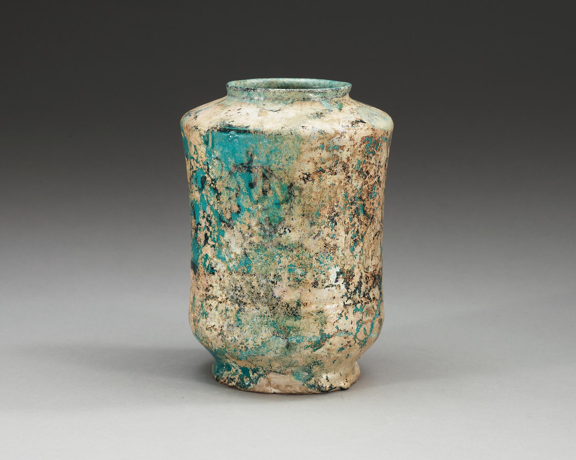 ALBARELLO, lergods. Turkos glasyr och svart dekor. Höjd 18 cm. Persien, Keshan tidigt 1200-tal.