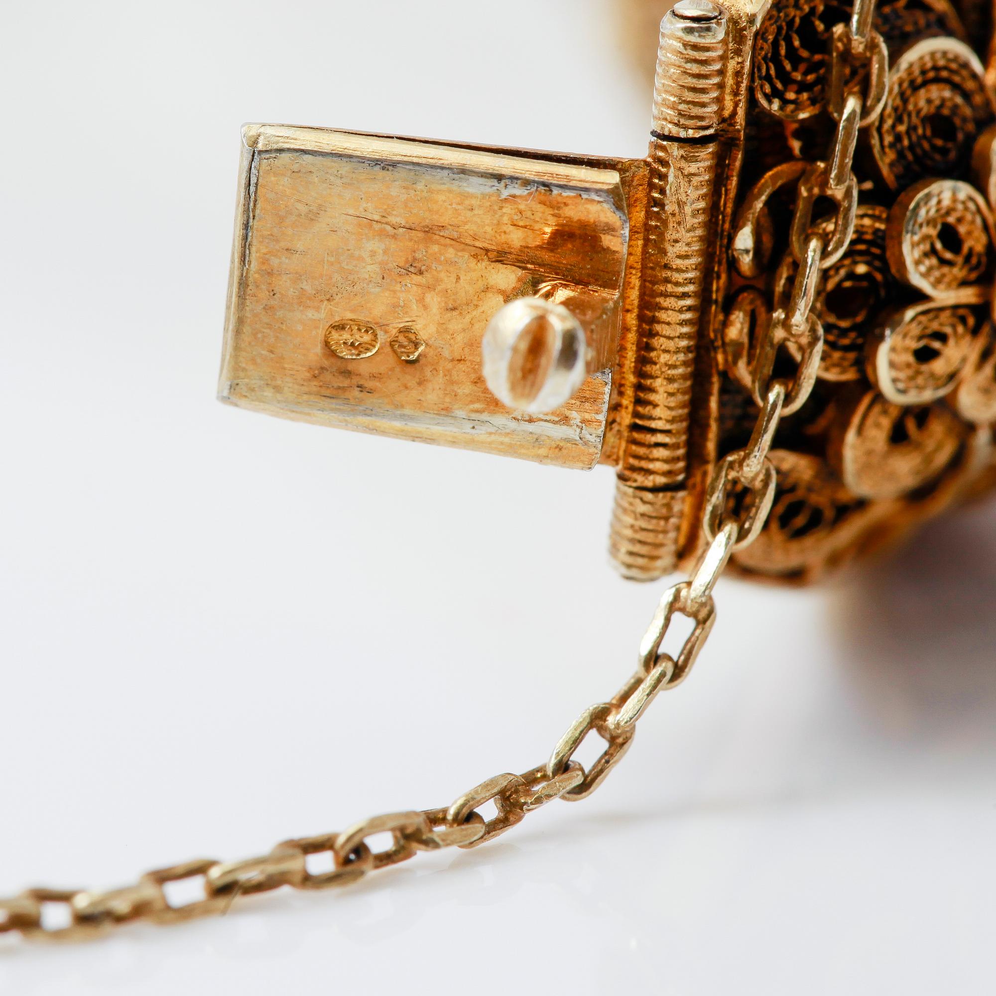 ARMBAND, förgyllt silver och rosatonade stenar, 1900-talets första hälft.