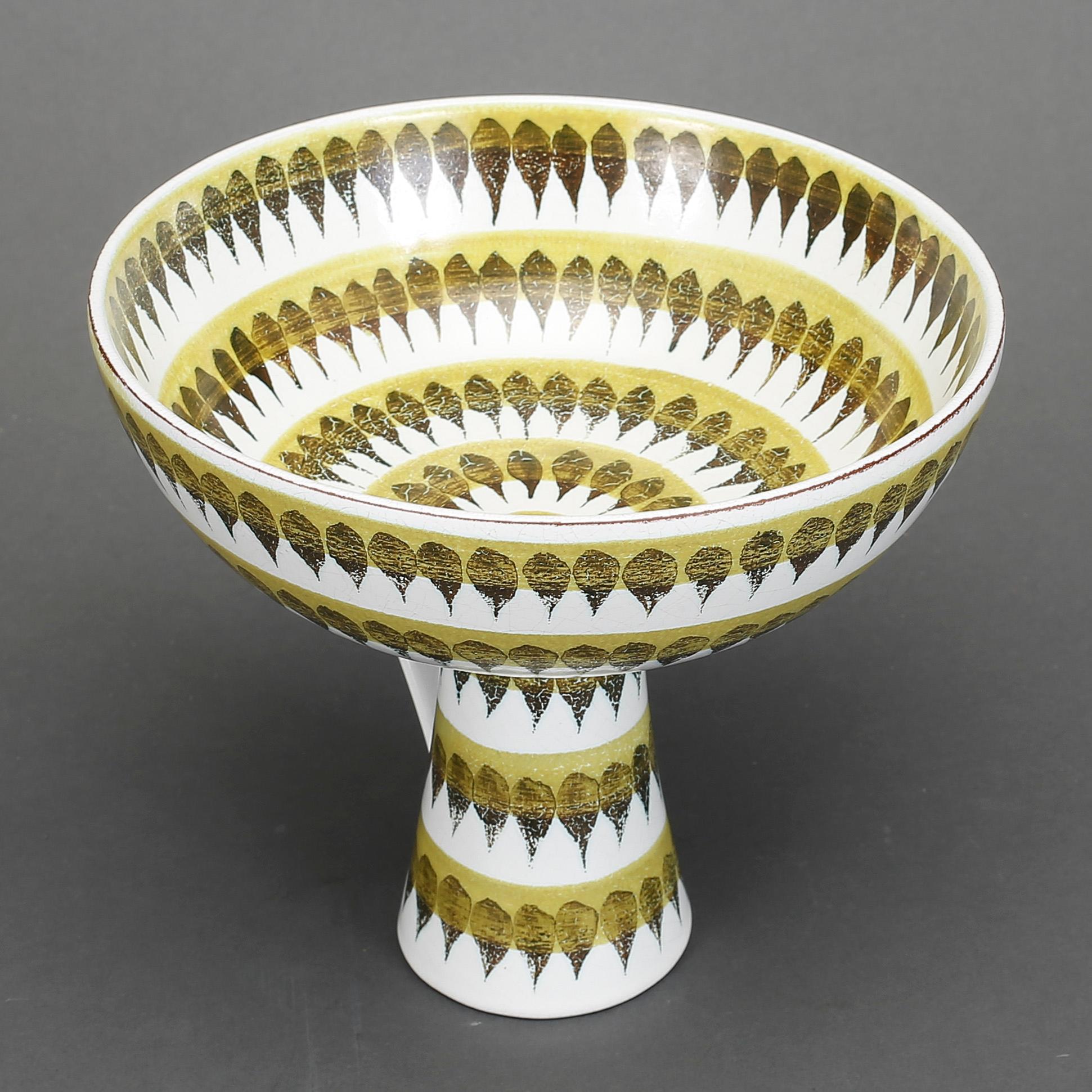 SKÅL PÅ FOT, fajans. Stig Lindberg, Gustavsberg studio, 1940-1950-tal.