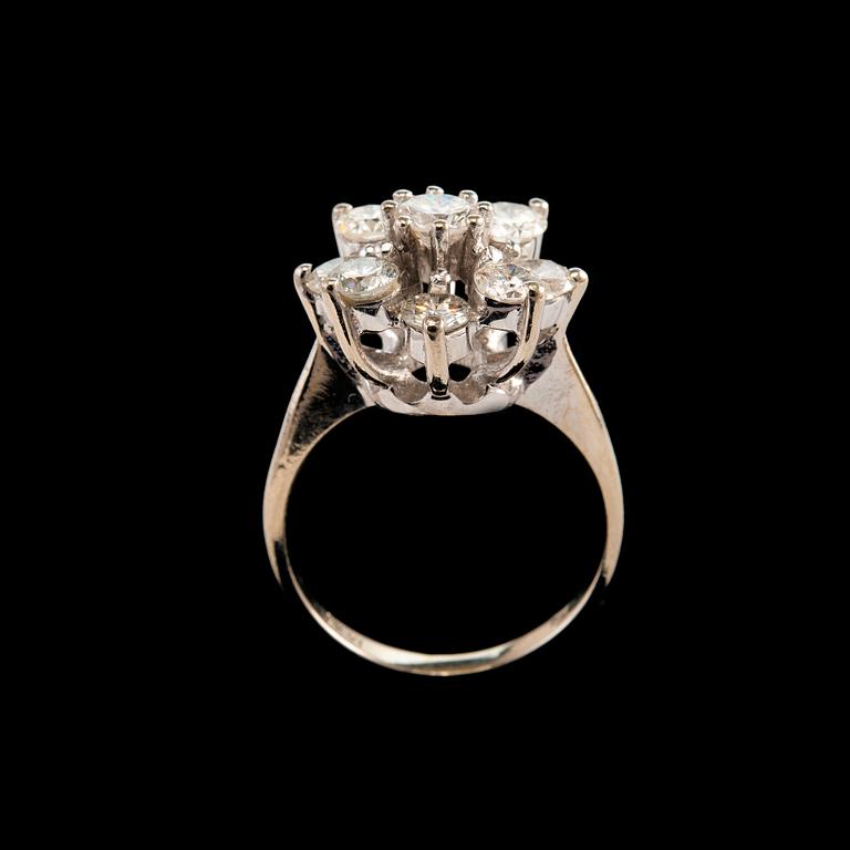 A RING, brilliant cut diamonds 1.65 ct. Centerstone c. 0.35 ct. 14K white gold. Size 17+, weight 5,1 g.