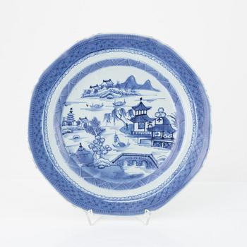 A set of 11 blue and white dinner plates and a bottle, Qing dynasty, 19th Century.