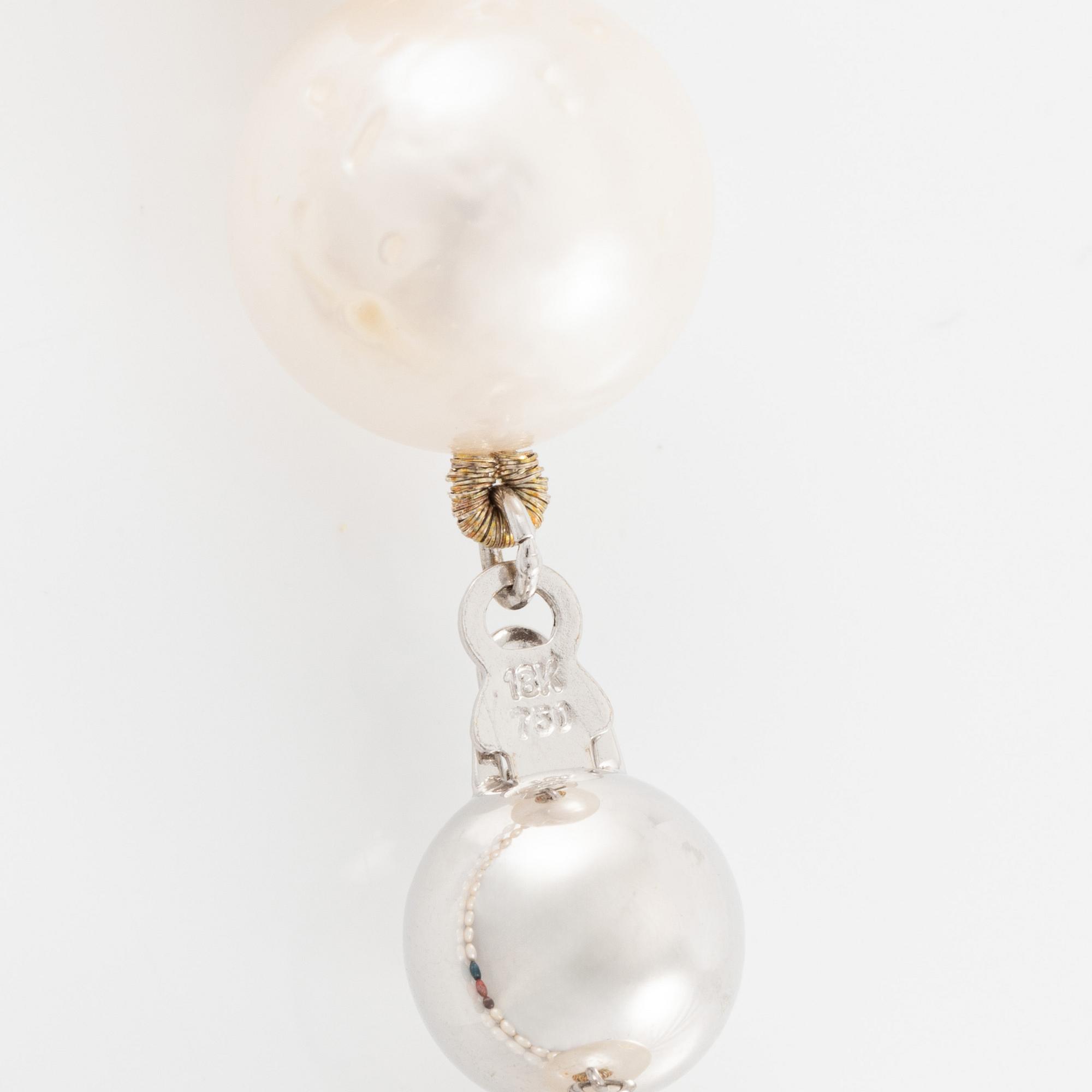 Collier med odlade sötvattenspärlor och agat, lås 18K vitguld.