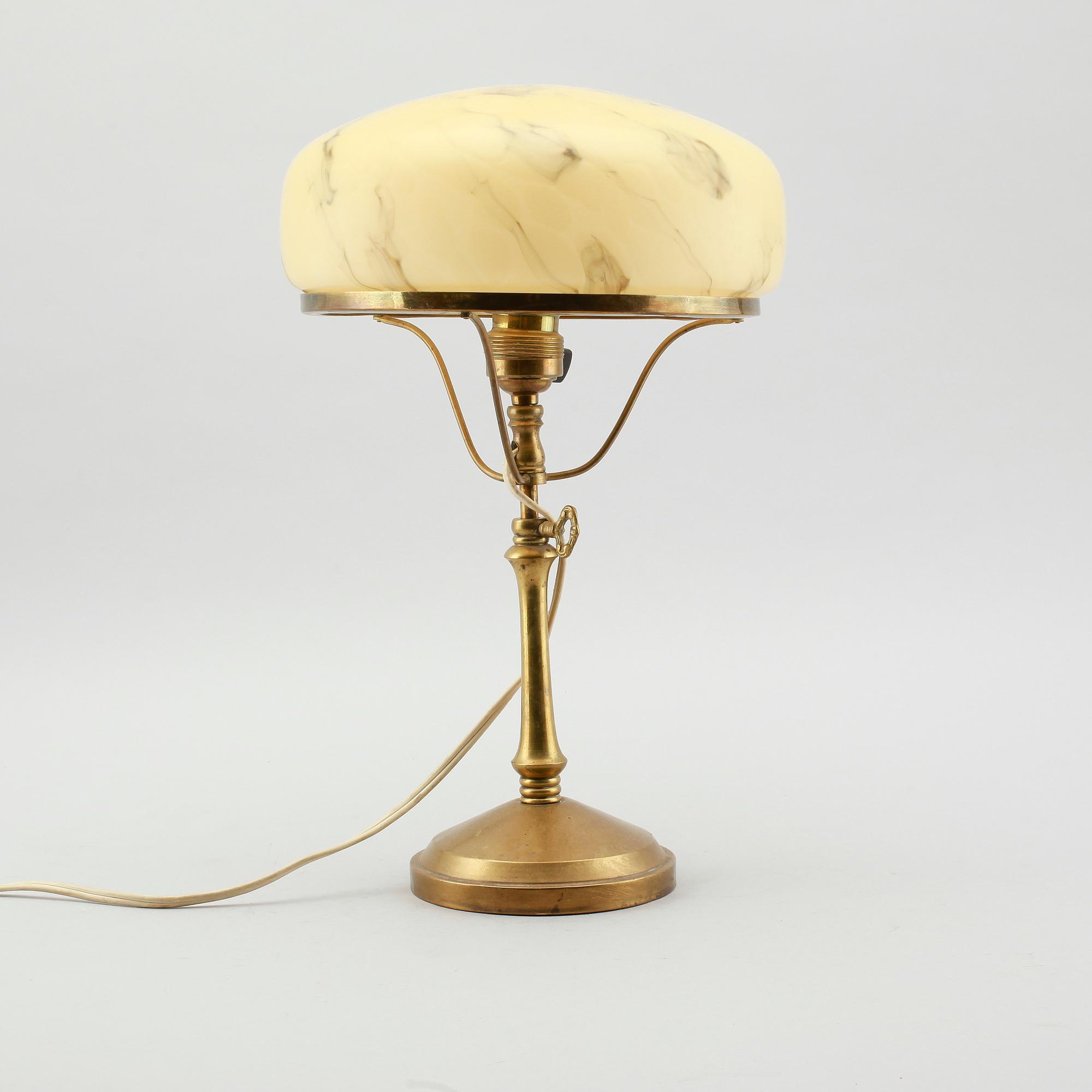 BORDSLAMPA, mässing och glas, sk Strinbergslampa, 1900-talets första hälft.