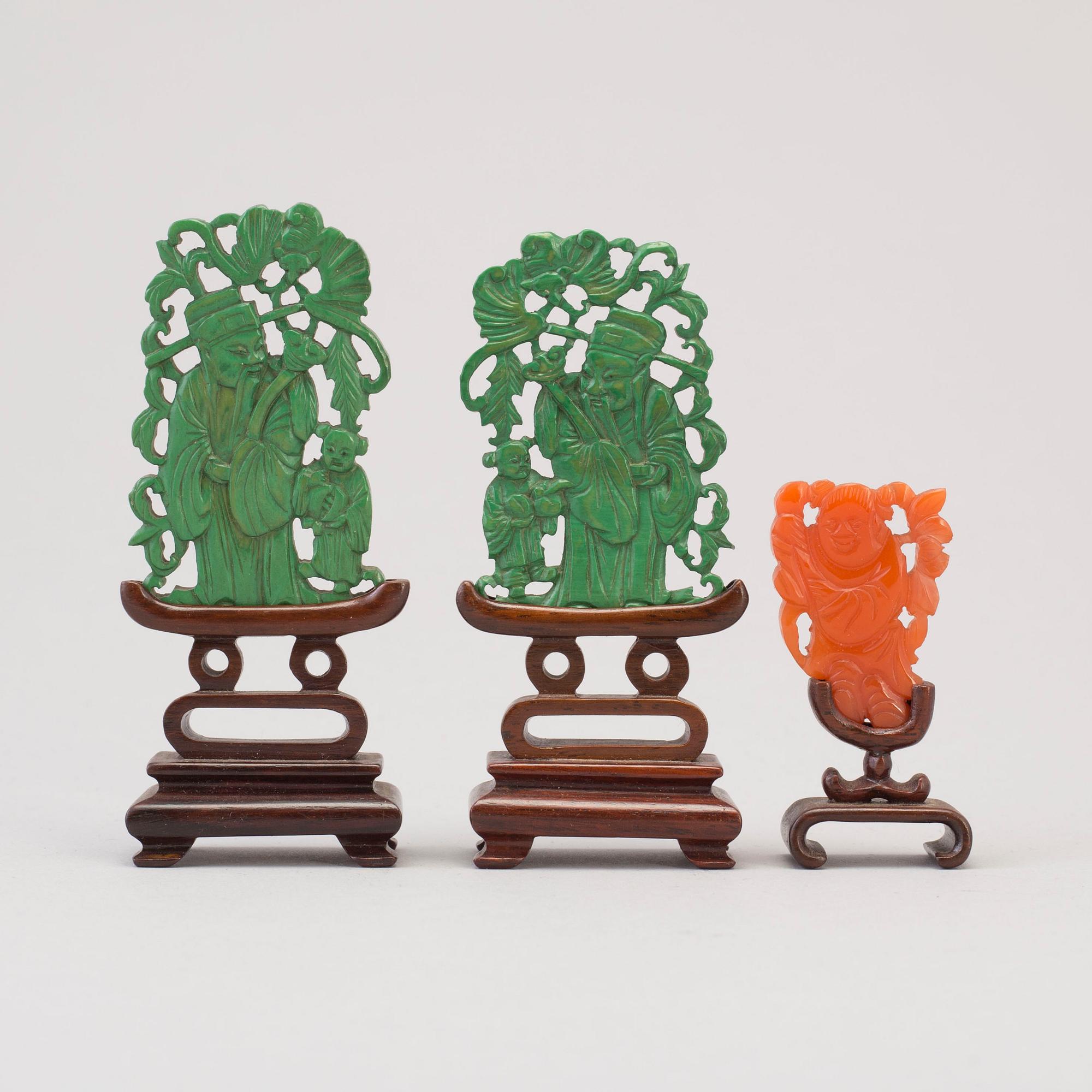 Three Chinese 20th century sculptures on stand, wood and agathe.