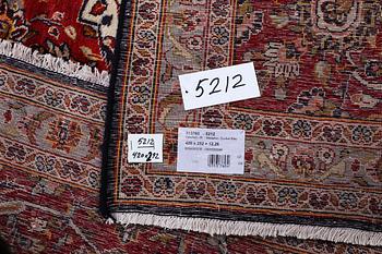 A carpet, Kashan, ca 420 x 292 cm.