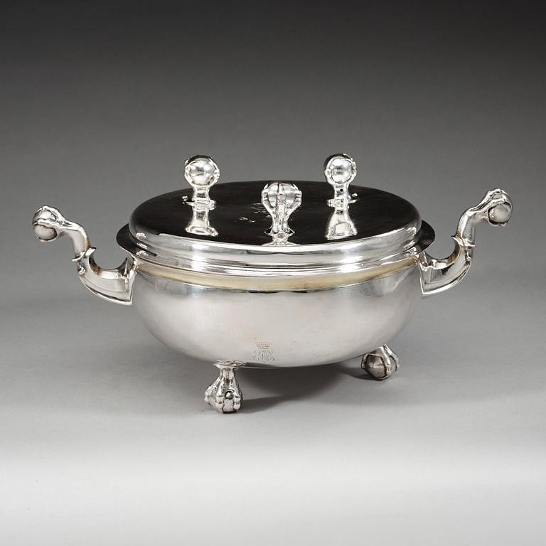 A Swedish 17th century parcel-gilt bowl and cover, Friedrich Richter (Stockholm 1668-1700-). Before 1689.