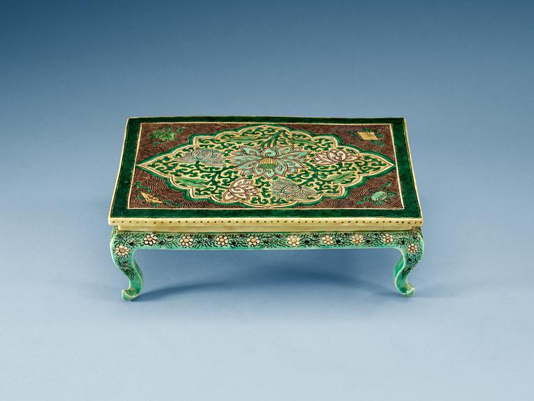 BORDSSTÄLL, porslin. Qing dynastin, Kangxi (1662-1722).