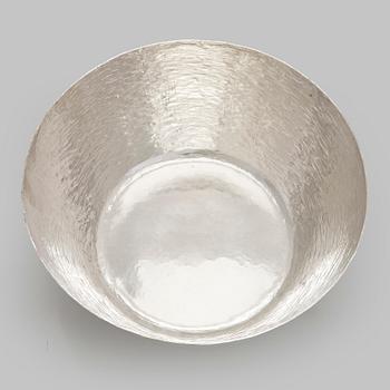 Tapio Wirkkala, malja, hopeaa (916), Kultakeskus, Hämeenlinna 1968.