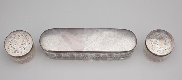 TOALETTSET, 3 delar, silver samt glas, bla Oscar Strömgren, Norrköping, 1859 resp 1900. Total silvervikt ca 239 gram.