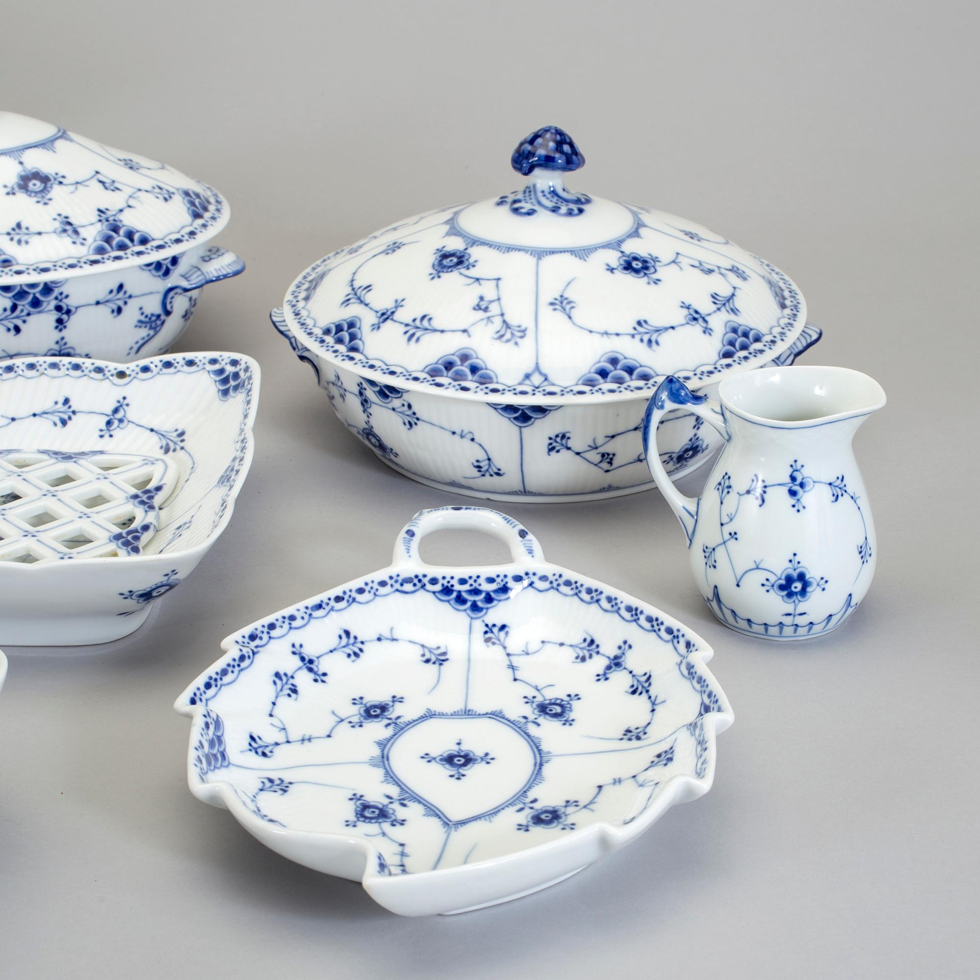 SERVISDELAR, 58 st, porslin, "Musselmalet", främst Royal Copenhagen, Danmark.
