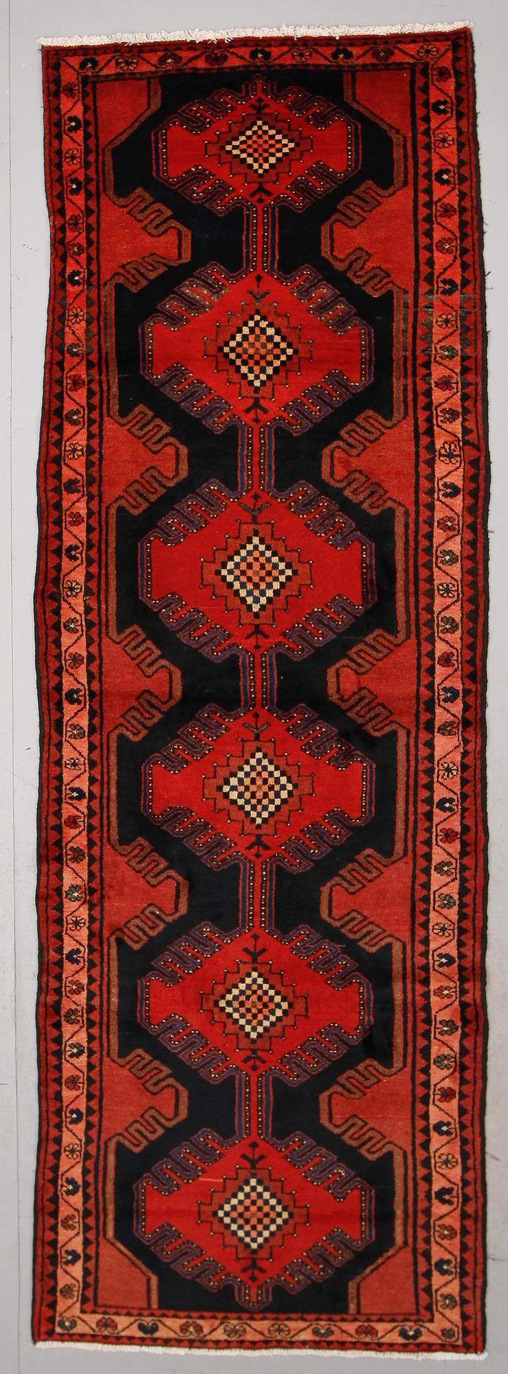 MATTA, galleri, Malayer, ca 312 x 105 cm.
