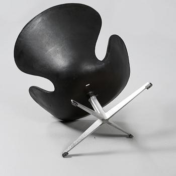 FÅTÖLJER, ett par, "Svanen" av Arne Jacobsen för Fritz Hansen, Danmark, 1900-talets andra hälft.
