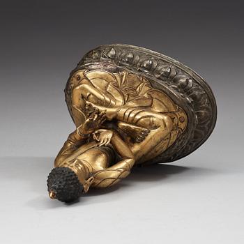 BUDDHA, förgylld och försilvrad kopparlegering, repoussé. Sakyamuni Buddha, Tibet/Nepal, 1700-tal.