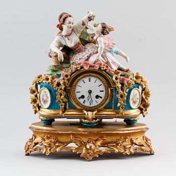 BORDSPENDYL, porslin, Urverk märkt Japy Freres, Frankrike, 1800-talets andra hälft.