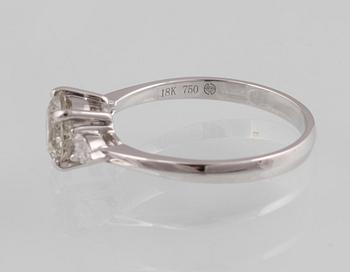 RING, 18K vitguld med briljantslipad diamant ca 1.10 ct samt 2 droppslipade diamanter ca 0.17 ct. Vikt.