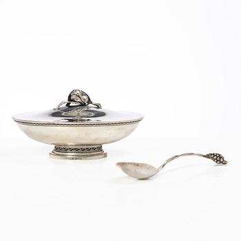 Eric Råström, lockskål, silver, Stockholm 1917, samt sked, J E Skreij, Falun 1927.