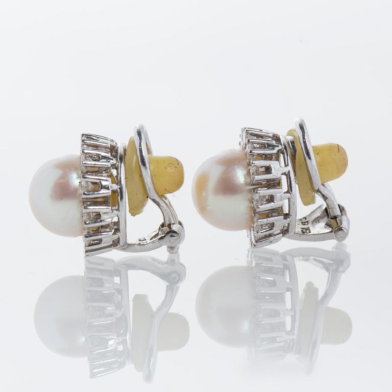 ÖRHÄNGEN, 18K vitguld med briljantslipade diamanter ca 0.80 ct samt odlade saltvattenspärlor.