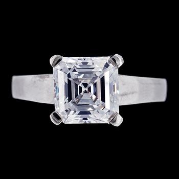 1045. An assher cut (square emerald cut) diamond ring, 4.04 cts.